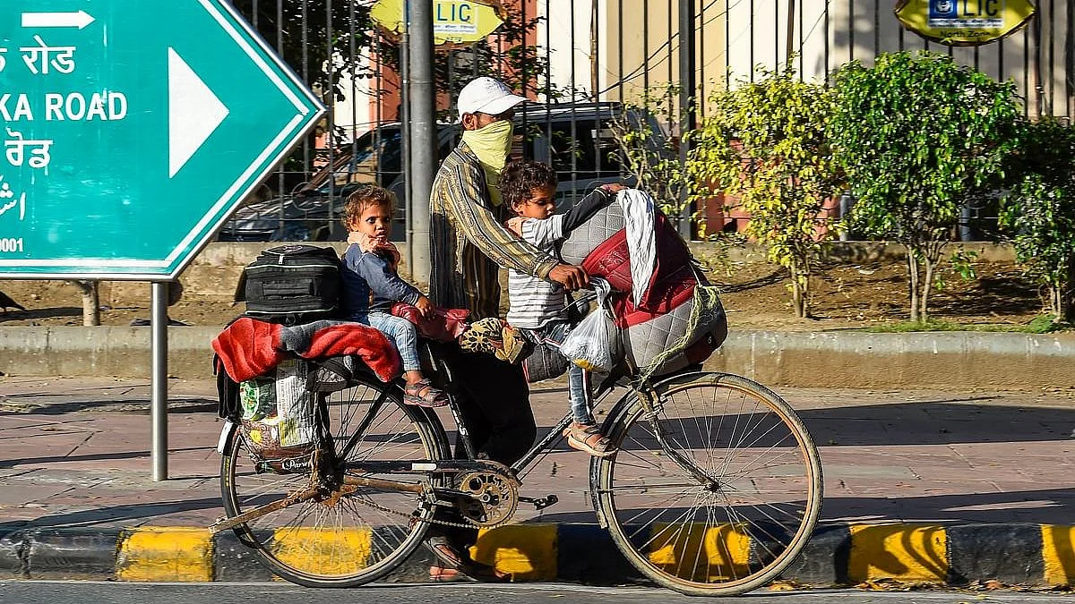 A migrant worker travels backs to his native place, during the 21-day lockdown across the country, from New Delhi, 27 March 2020. Image used for representation.