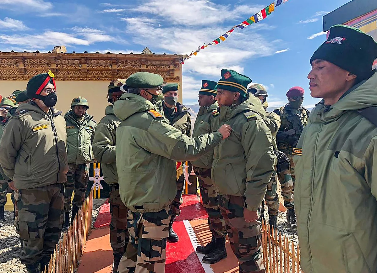 Indo-China Row: After Ladakh Visit, PM Modi Meets President Kovind