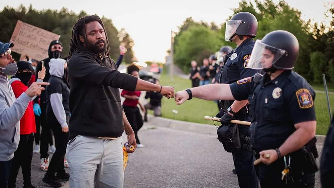 Policemen stand in solidarity with protesters in US