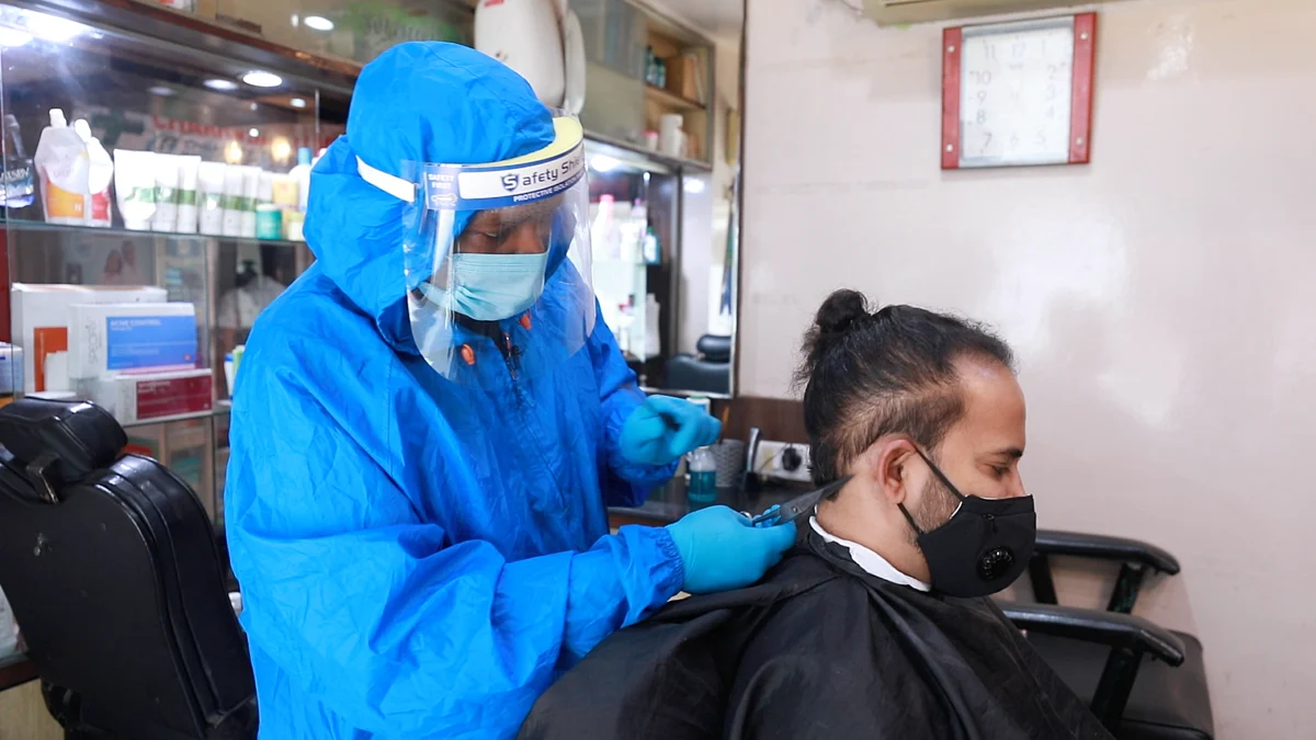 Naveen giving a haircut to<b> The Quint</b>’s reporter Tridip.