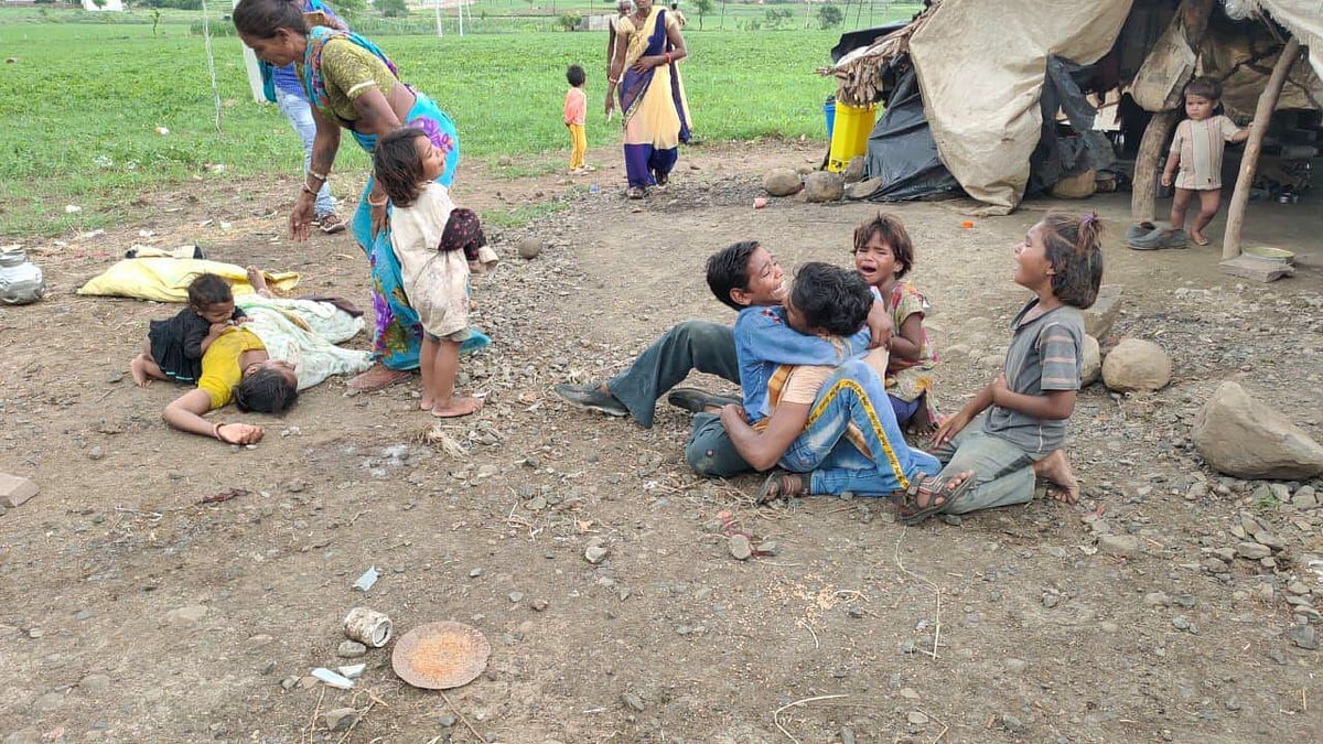 Children of the couple cry holding the unconscious bodies of the parents.