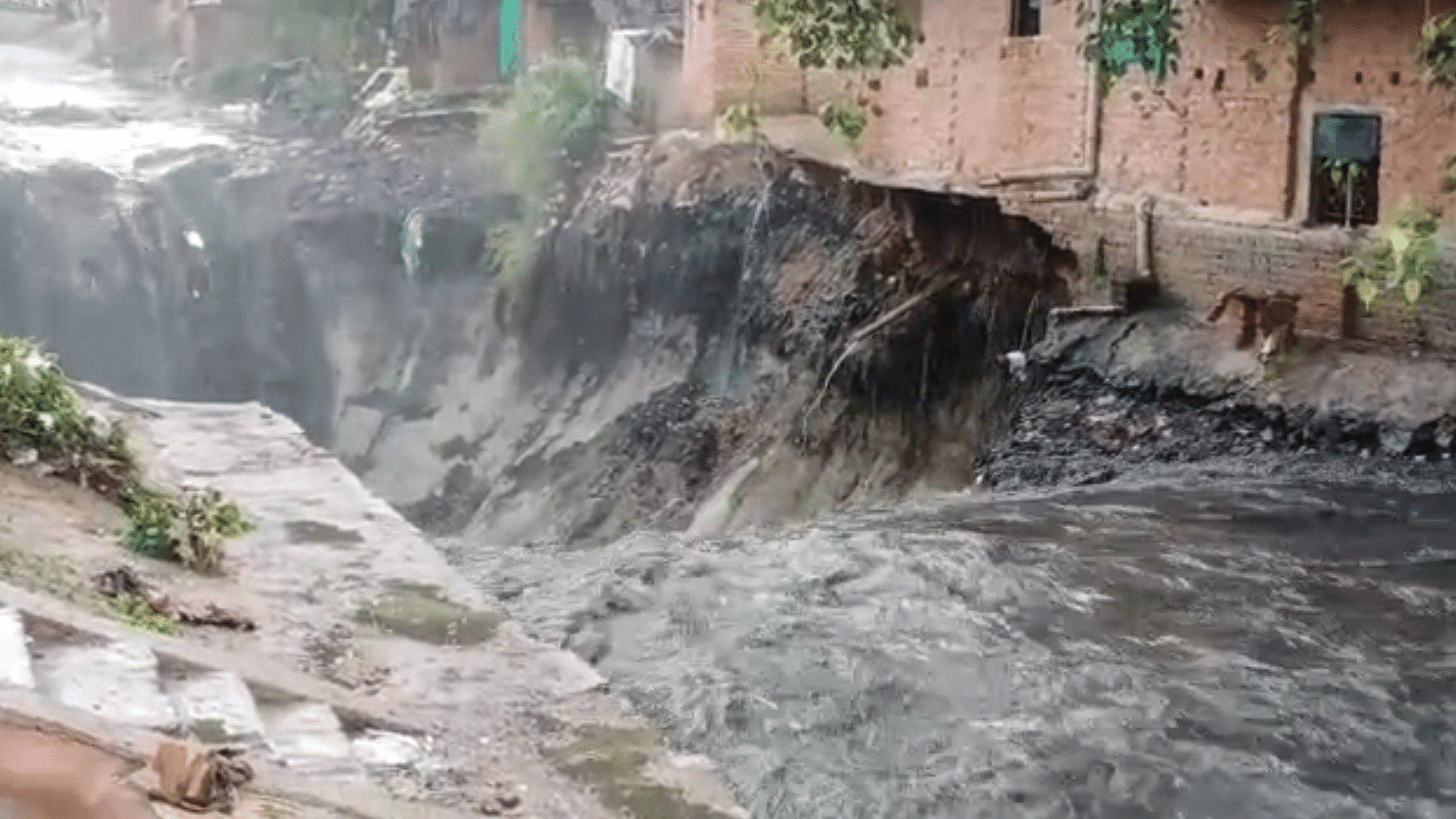 Atleast 10 homes in New Delhi’s ITO area was washed away on Sunday, 19 July as a waterlogged road collapsed in the Anna Nagar slum area.