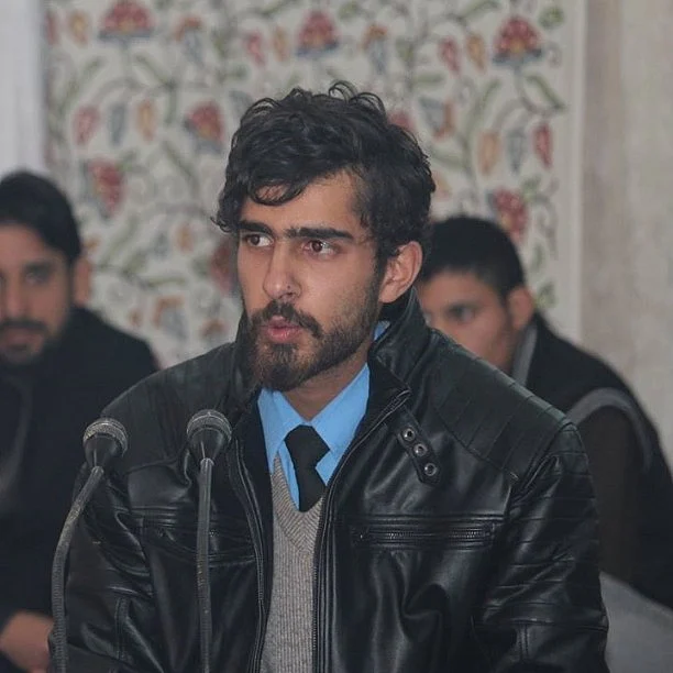 Zeeshan performing at a mushaira.