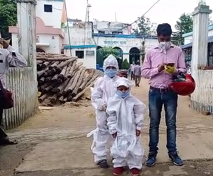 Screenshot from a video of Safiqul's children at the Arambagh police station on 29 June.