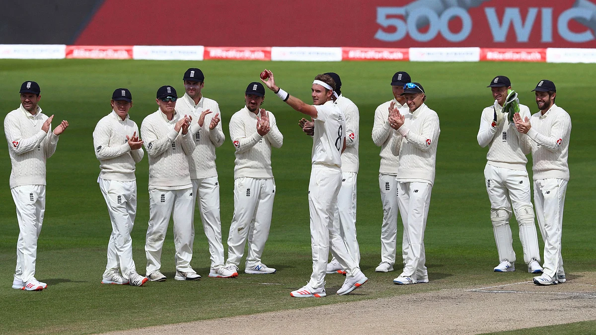 Shane Warne has said he thinks Stuart Broad can finish his career with 700 wickets in the longest format.