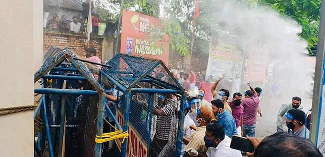Workers burnt effigies of the Chief Minister and Swapna Suresh.