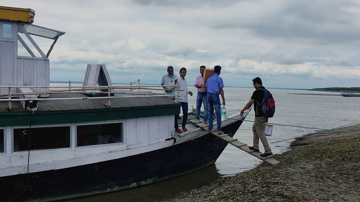 The crew boarding SB Pallavi.