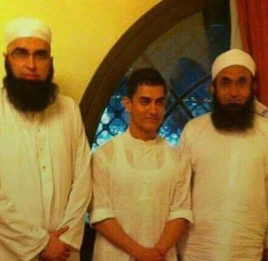 The men with him are late Pakistani singer-turned-Islamic preacher Junaid Jamshed and spiritual mentor Tariq Jameel.