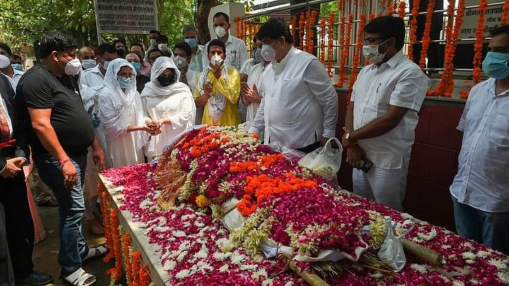 Daughters perform last rites of former SP leader and Rajya Sabha member Amar Singh, at Chhatarpur in New Delhi.