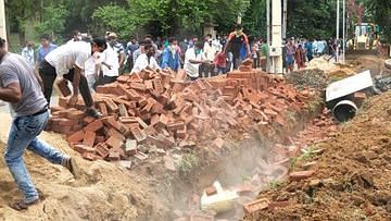 Locals and traders' unions went on a rampage in the Visva Bharati University campus in the Birbhum district of West Bengal on Monday, 17 August, opposing a wall that was being built at the University grounds.