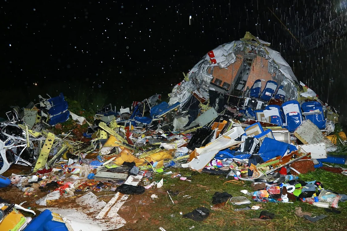 Over <a href="https://www.thequint.com/news/india/kozhikode-airport-crash-survivors-share-details">18 persons were killed</a> and 16 others are critical in the horrific plane crash in Kozhikode, Kerala.