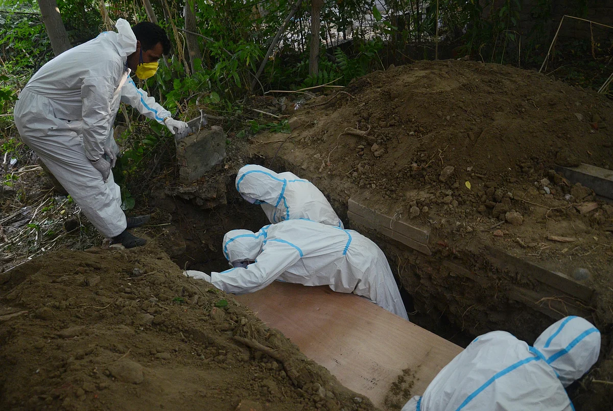 Jameel Ahmed (L) supervising the burial of a Covid patient who passed away in Srinagar recently.