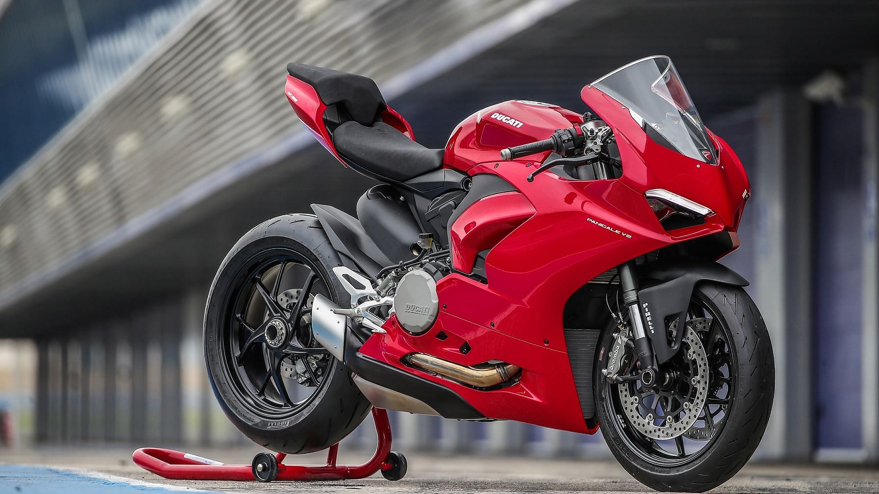 The new Ducati Panigale V2 is powered by a 955cc twin-cylinder engine.&nbsp;