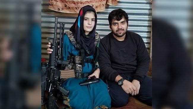 Insha Jan (23), flanked by a top Pakistani terrorist.