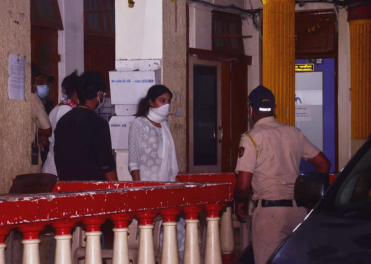 Sushant Case: Rhea Quizzed By CBI For 10 Hours, Summoned Again