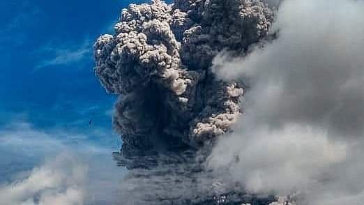 The eruption came with a thunderous noise, and turned the sky dark, according to testimonies of eyewitnesses. 