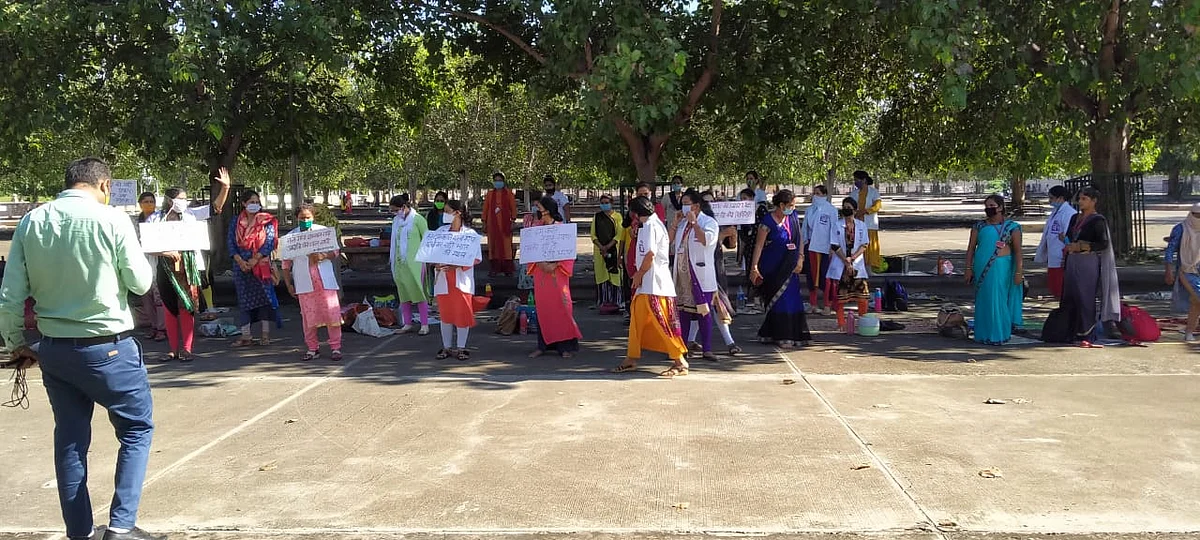 350 Women Workers of UP’s 181 Helpline Not Paid Salary For A Year