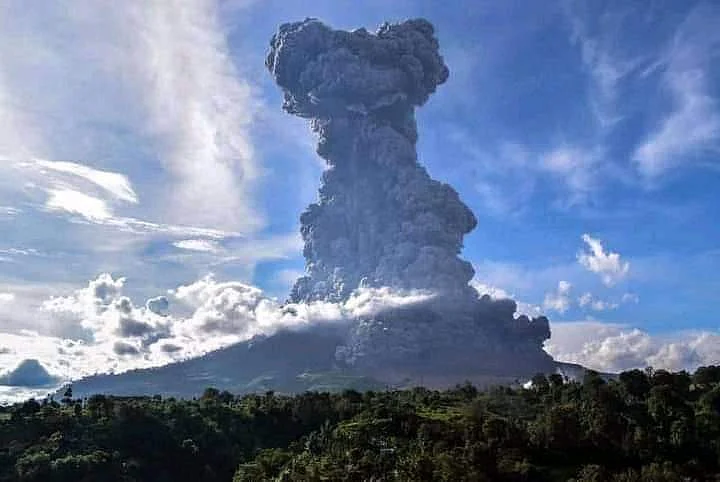An image of the volcanic eruption.