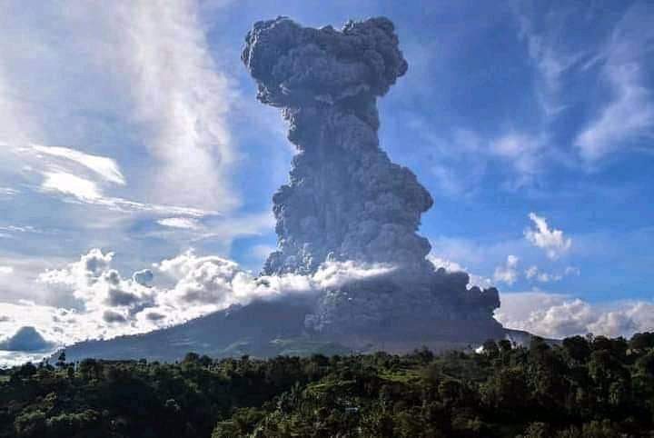 The ash reportedly rose from the peak of the 2,460-metre mountain in Karo, North Sumatra, and shot 5 kms in the sky.