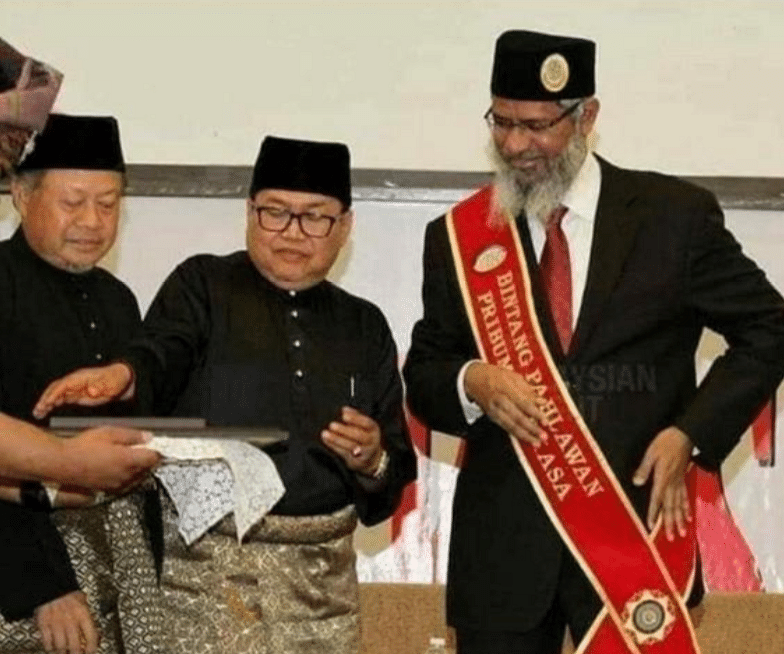 The image from 2017 when Naik was given a “warrior” award has been shared out of context.