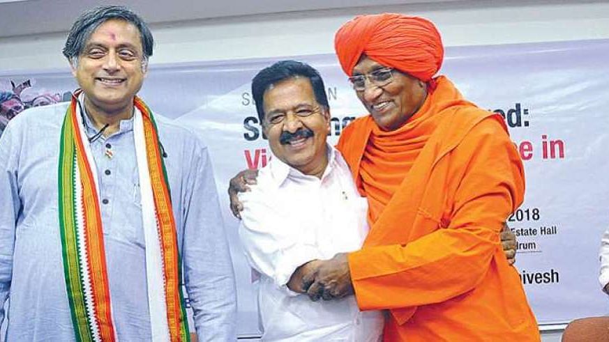 Dr Shashi Tharoor (L) with Swami Agnivesh (R) and Kerala Leader of the Opposition, Congress’ Ramesh Chennithala (Centre).
