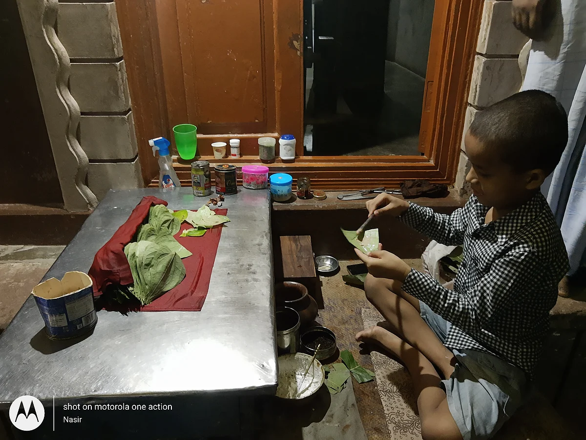 Sahil prepares a paan while his father is away.