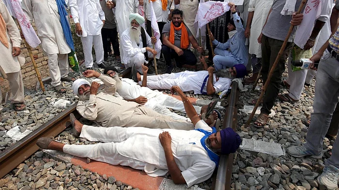Nationwide Farmers’ Protest LIVE News Updates. Farmers block railway tracks and shout slogans during the ‘Rail Roko’ agitation against the recently passed farm bills in Amritsar on 24 September.