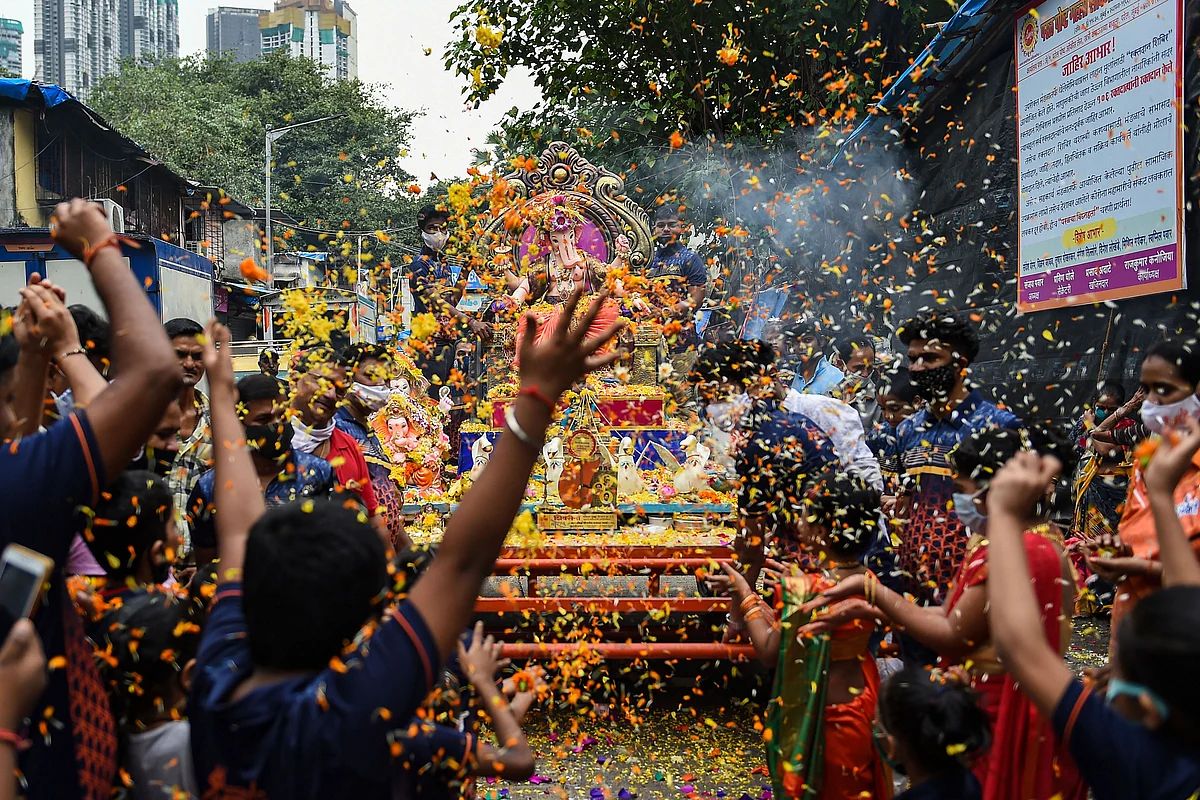 Devotees offer aarti to an idol of the elephant-headed Hindu deity Ganesha before its immersion in the Arabian Sea on the last day of the Ganesh Chaturthi festival, in Mumbai.