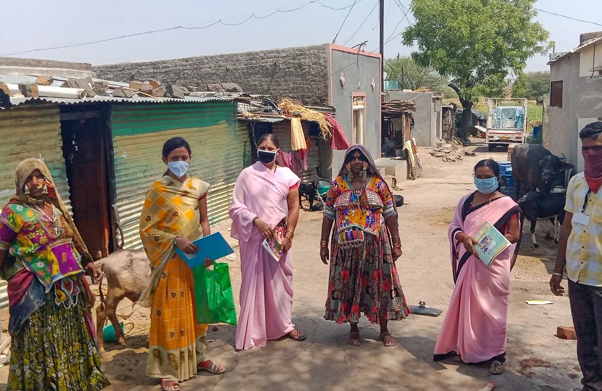 <i>‘Before April 6...I didn’t receive any no masks, gloves...’ says Shakuntala Devi (standing third from left, and sitting with the green mask)</i>