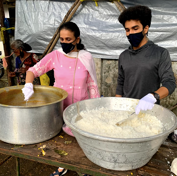 Feeding the needy amid lockdown.