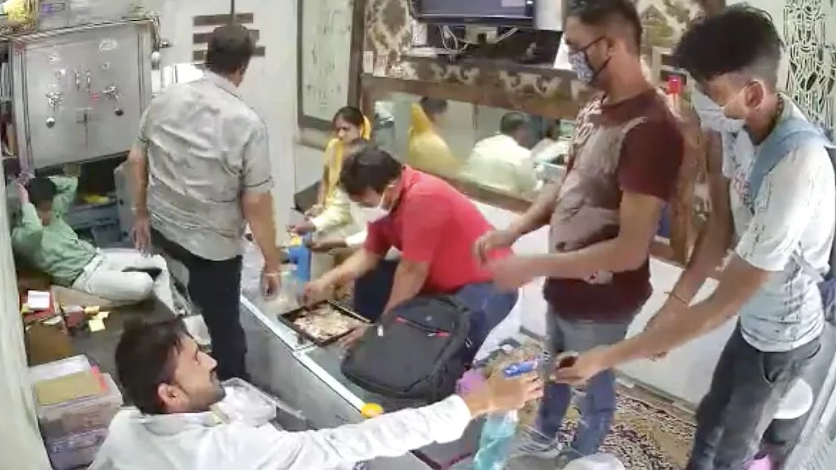 Two men followed COVID-19 protocols before looting a jewellery store.