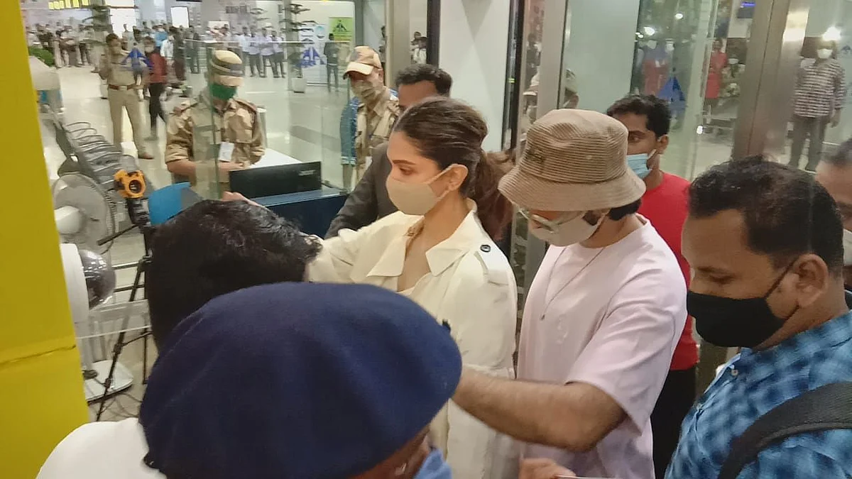 Deepika Padukone and Ranveer Singh at the airport in Goa, leaving for Mumbai.