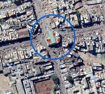 Google earth showed that Jama Masjid in Sagar is located at the junction of four lanes.