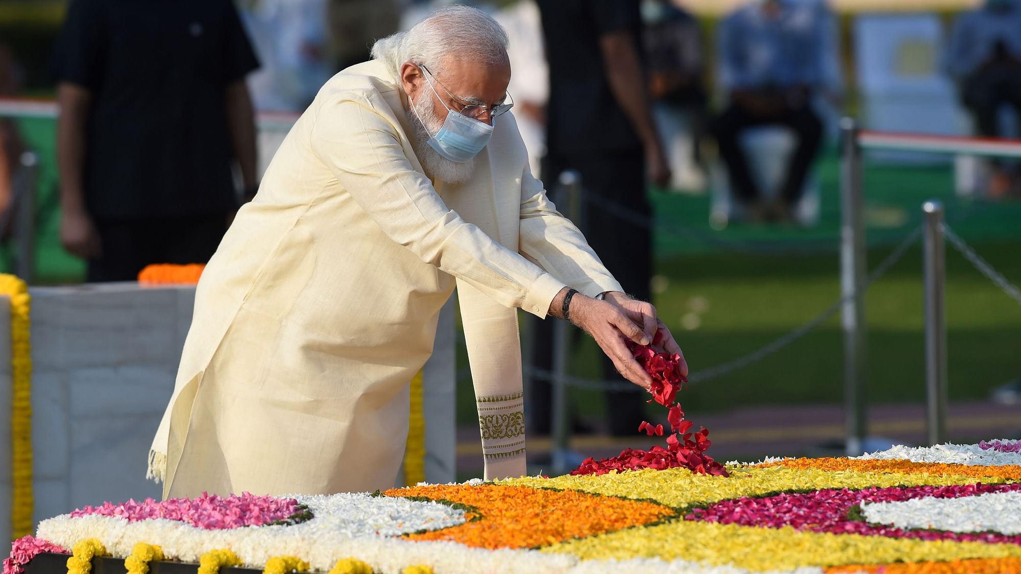 PM Modi And Other Politicians Pay Tribute To Mahatma Gandhi & Lal ...