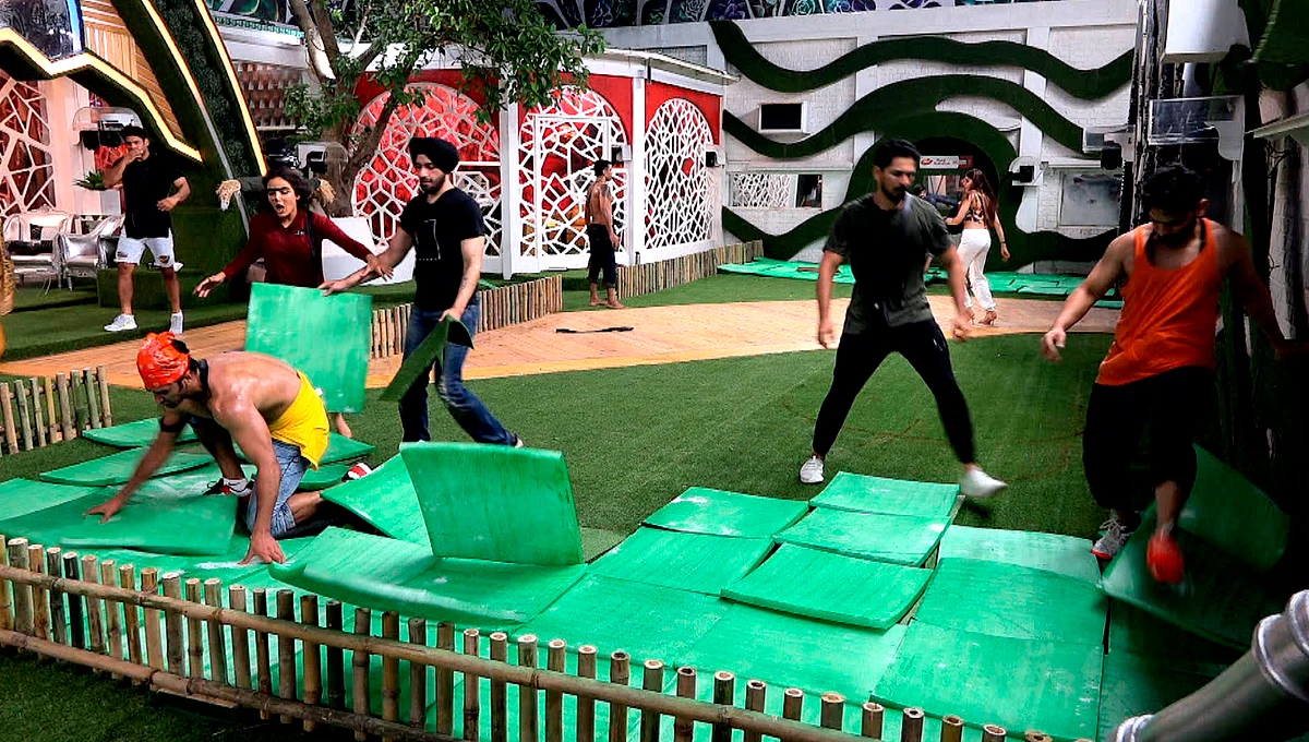 'Bigg Boss 14' Day 10: What’s Brewing Between Eijaz and Pavitra?
