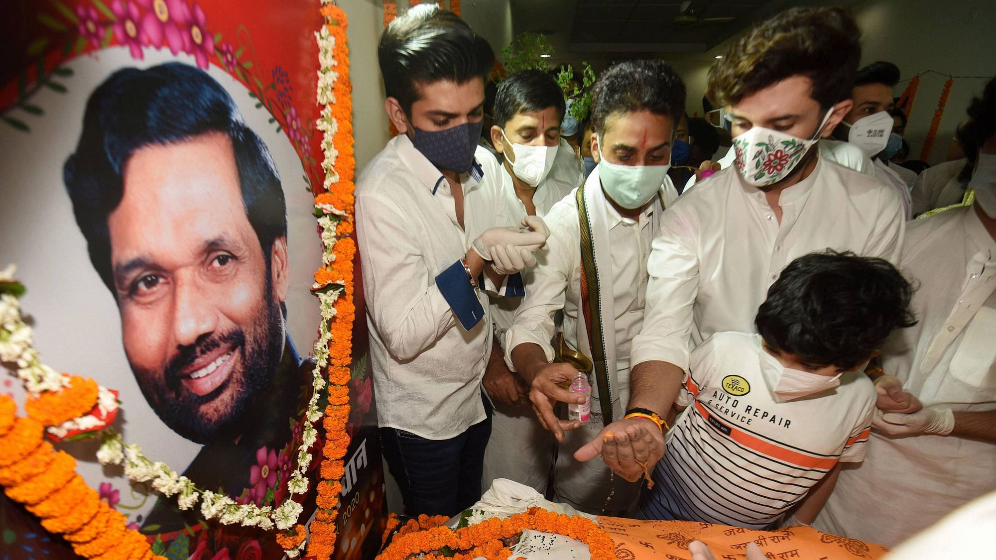 Union Minister Ram Vilas Paswan’s mortal remains were flown to Patna from Delhi on 9 October, Friday, for his last rites.