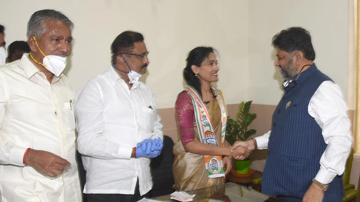 Kusuma with KPCC president DK Shivakumar. 