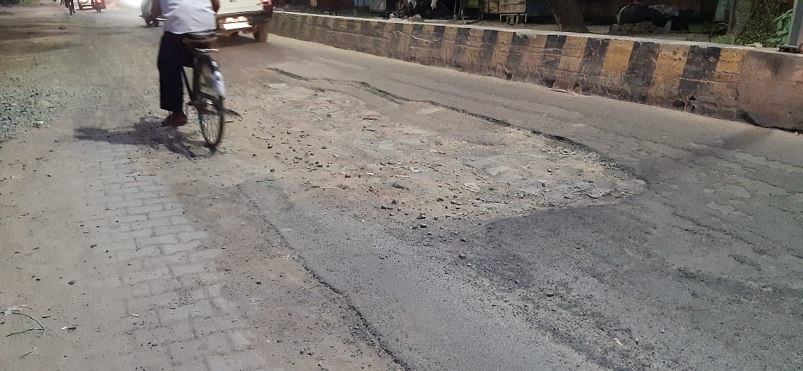  How potholes are on roads, or rather, how roads are on potholes – one cannot decide.