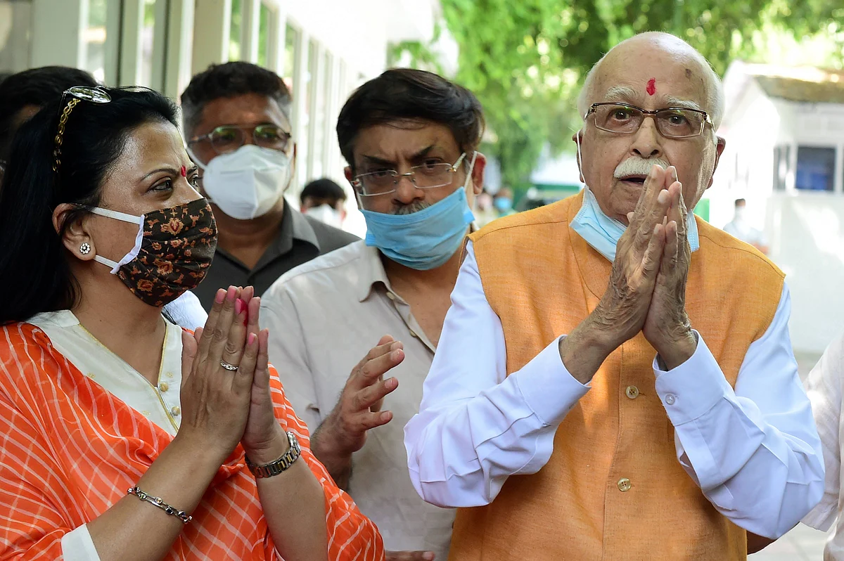 Senior BJP leader LK Advani, one the accused in Babri mosque demolition case, along with his daughter Pratibha Advani (L) and son Jayant Advani (C) after the verdict by the special CBI court, outside his residence in New Delhi, Wednesday, 30 September. All 32 accused in the Babri mosque demolition case have been acquitted by the court. 