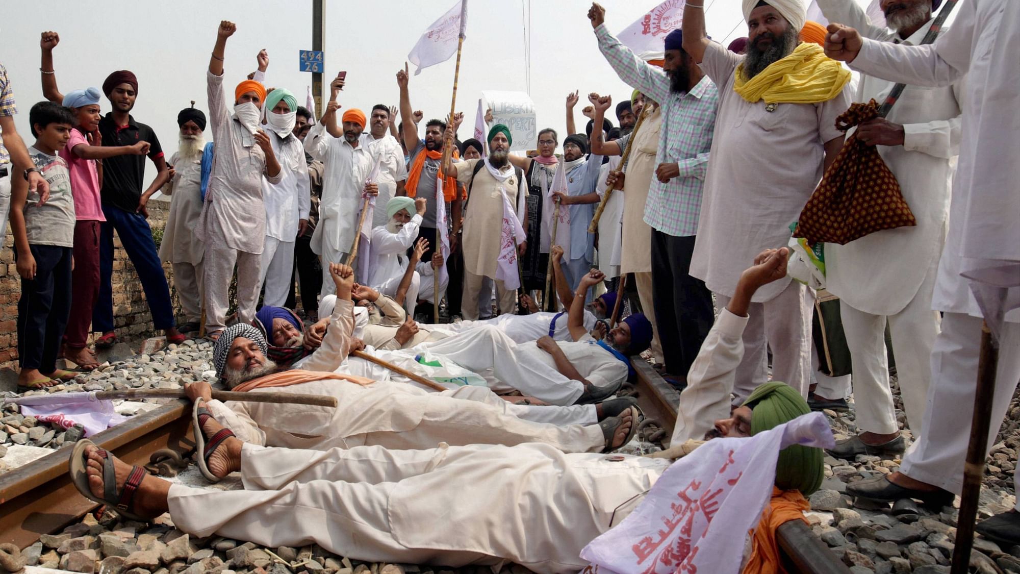 Image of farmers participating in a ‘rail roko’ andolan used for representational purpose.