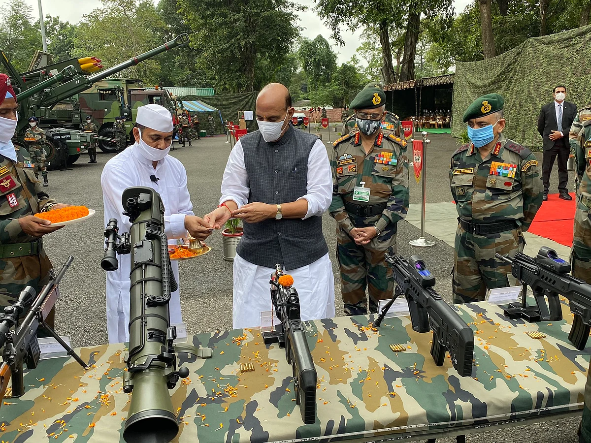 Won’t Let Anyone Take an Inch of Land: Rajnath After Shastra Puja