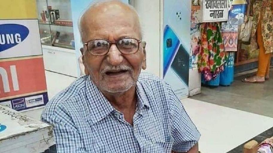 Twitter Supports 87-Year-Old Mumbai Man Selling Recycled Bags