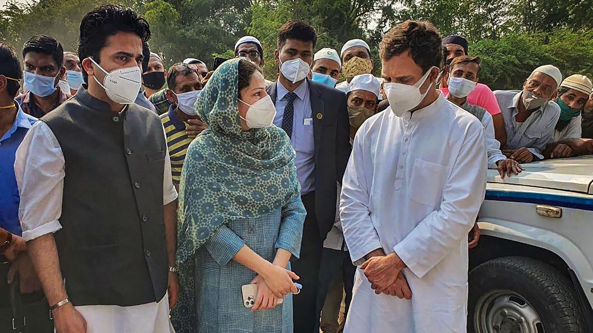 Congress leader Rahul Gandhi, along with Mumtaz Patel, daughter of late party leader Ahmed Patel, and his son Faisel Patel during his last rites, in Vadodara.
