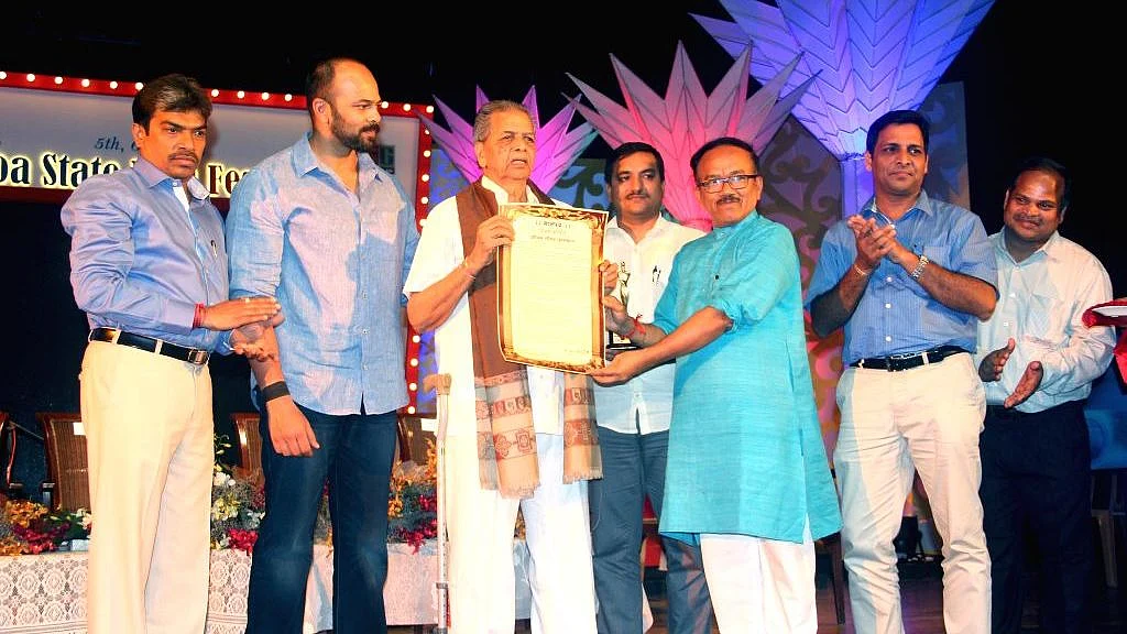 Film editor Waman Bhonsle being awarded a Lifetime Achievement Award during Goa State Film Festival in Panaji in 2015.