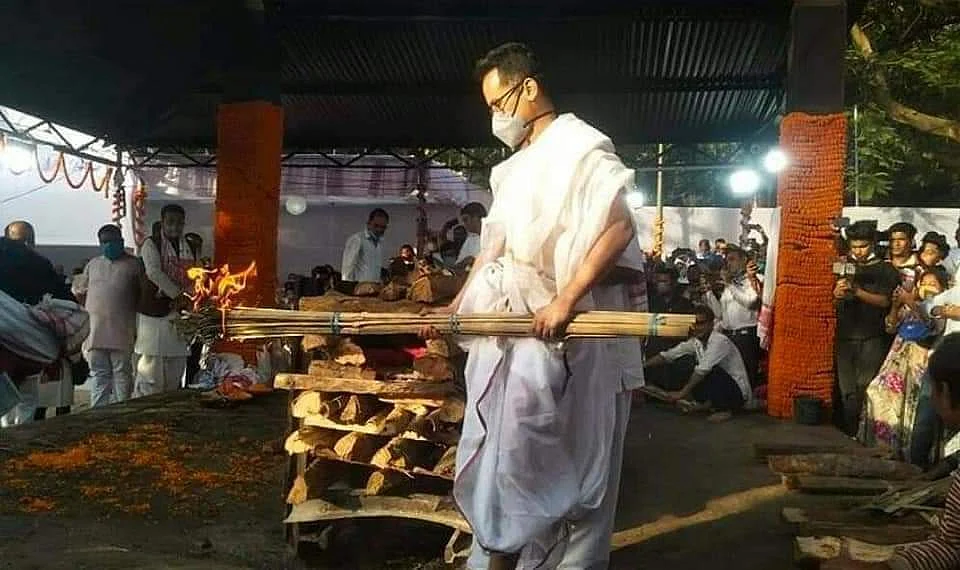 Gogoi’s son and Lok Sabha member Gaurav lit the funeral pyre in the presence of his family members.