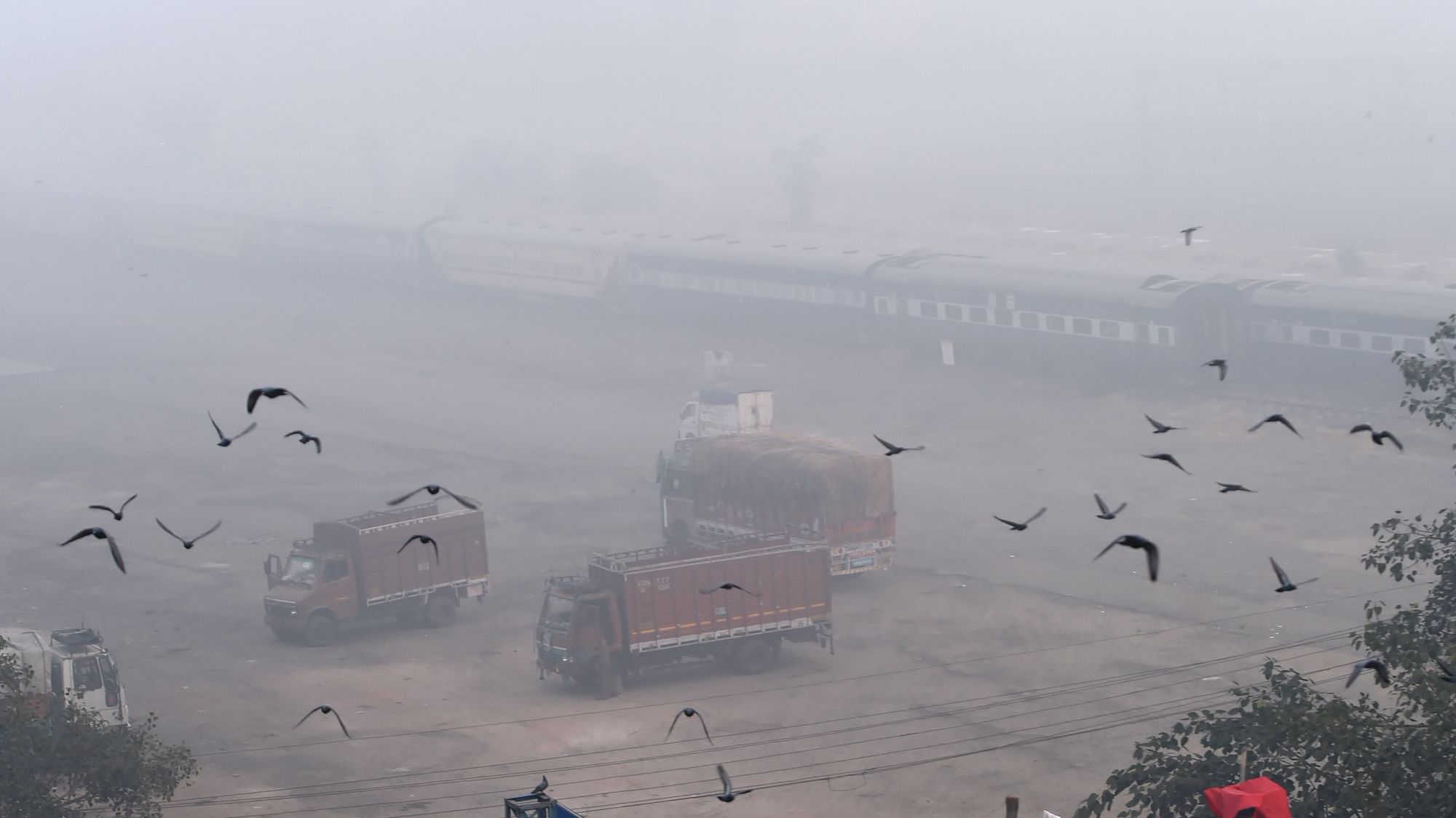 Low visibility due to smog in New Delhi on Tuesday, 10 November.&nbsp;