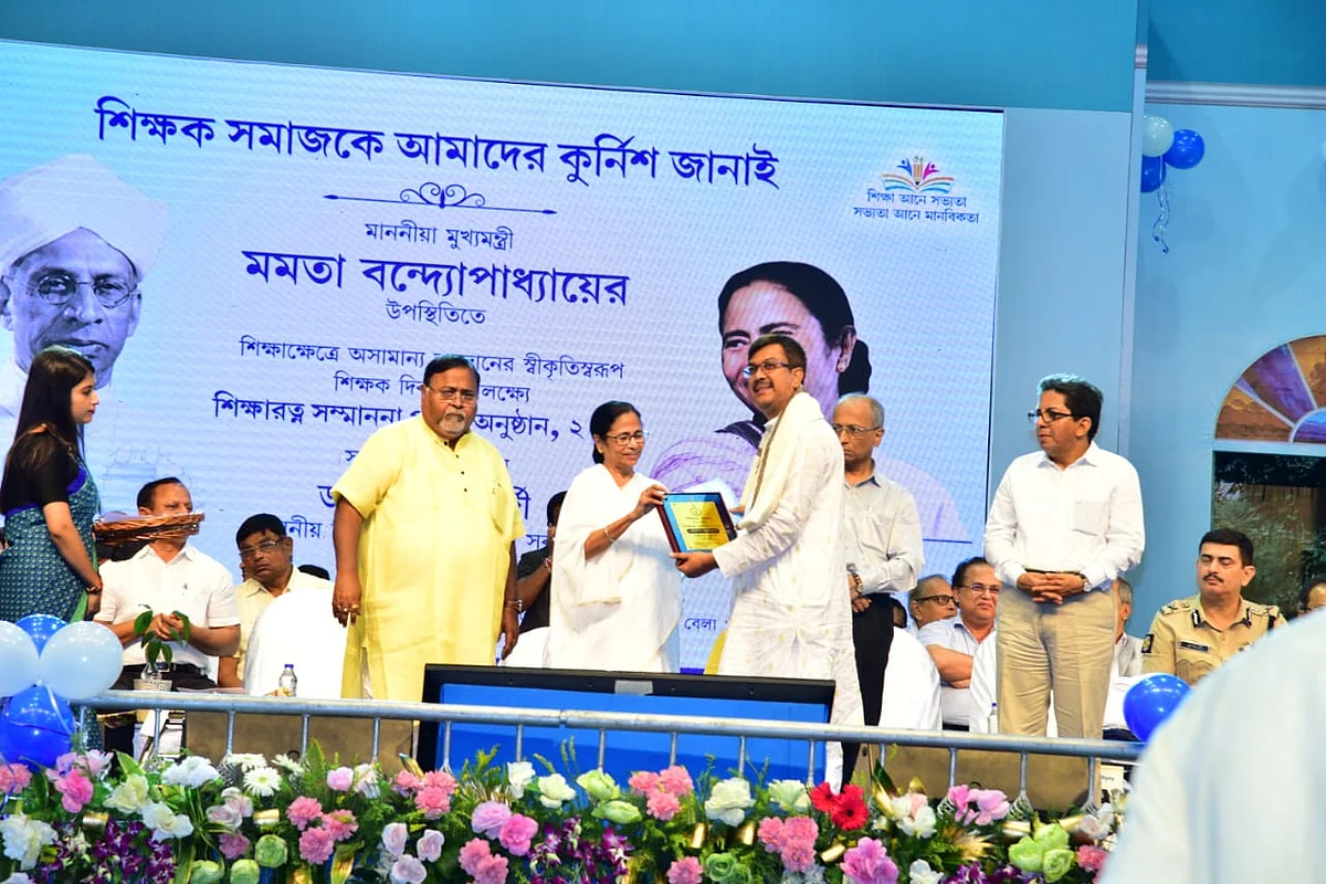 Dr Das, receiving Shiksha Ratna award, 2019 from West Bengal Chief Minister Mamata Banerjee.