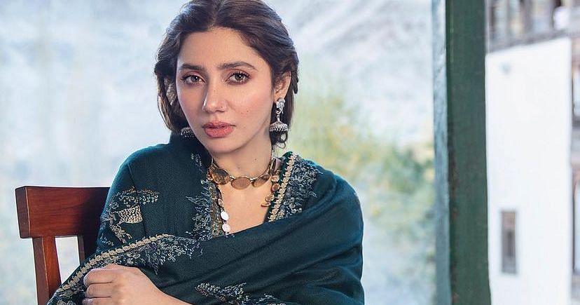 Mahira Calls Out Audience Misbehaviour As Person Throws Things At Her On Stage