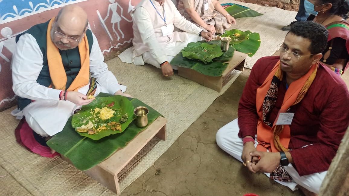 Amit Shah In West Bengal: Union Home Minister Amit Shah having lunch at a Adivasi household in West Bengal’s Bankura district.