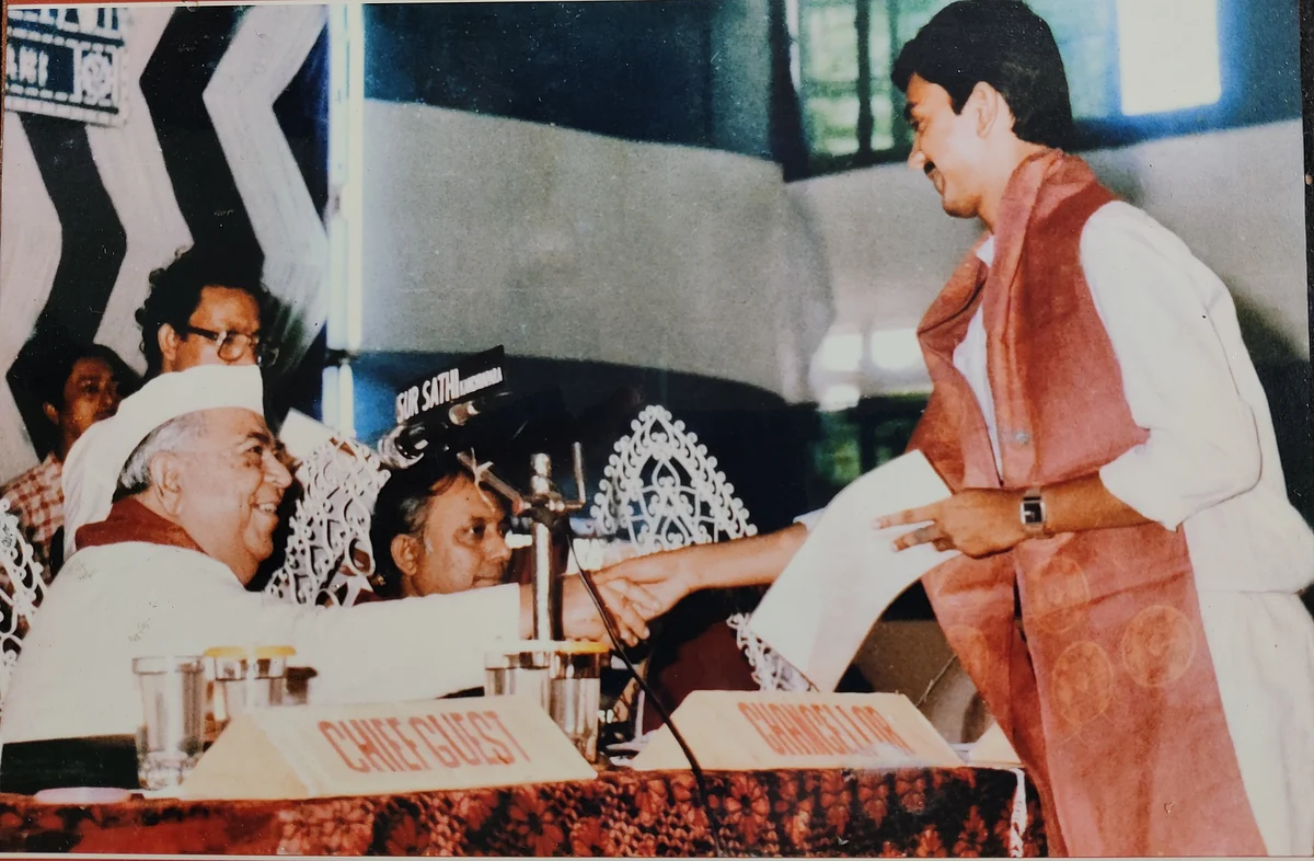 Dr Das receiving an award at convocation ceremony (1989) for securing first-class in B.Sc.